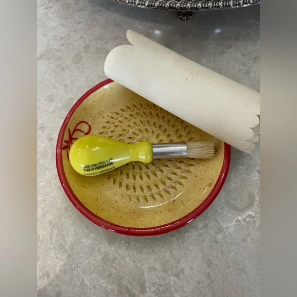 Kitchen odds and ends - Picture 2 of 4